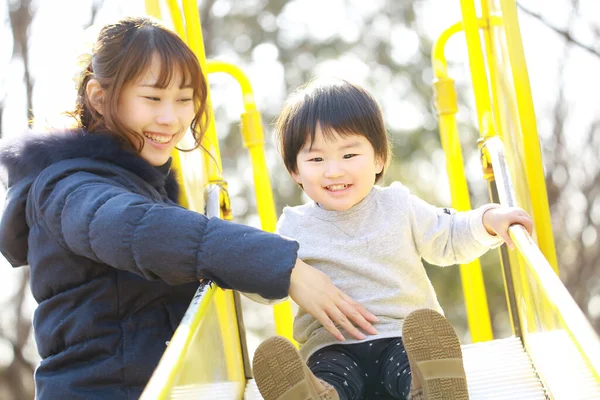 Joven Madre Adorable Feliz Pequeño Hijo Jugando Juntos Parque —  Fotos de Stock