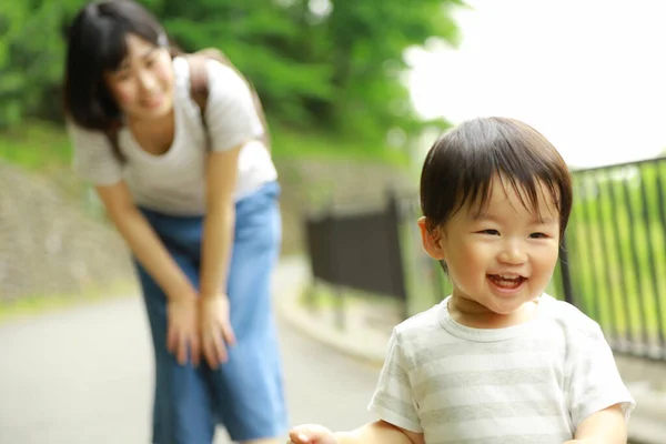Young Asian Mother Her Son Having Fun Park — Stock Photo, Image