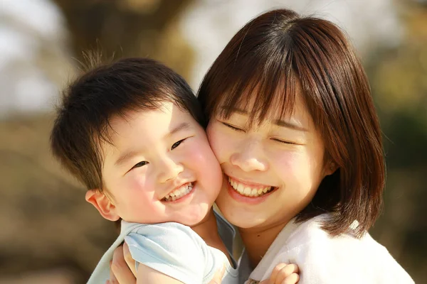 Giovane Madre Adorabile Felice Piccolo Figlio Che Gioca Insieme Nel — Foto Stock