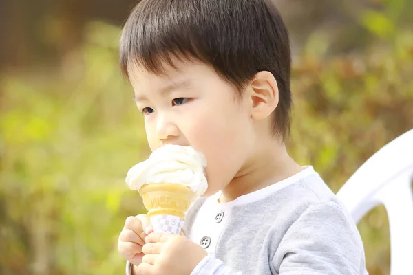 Маленький Хлопчик Їсть Морозиво Парку — стокове фото