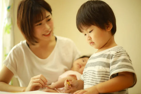 집에서 그림그리는 귀여운 — 스톡 사진