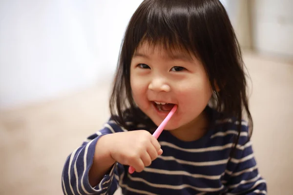 Κοριτσάκι Που Βουρτσίζει Δόντια Της — Φωτογραφία Αρχείου