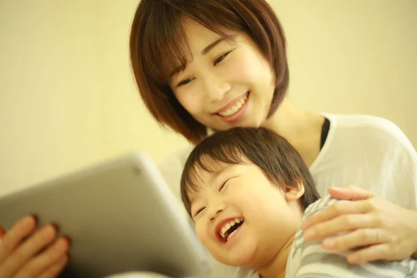 快乐的母子观看数码平板电脑上的视频 — 图库照片
