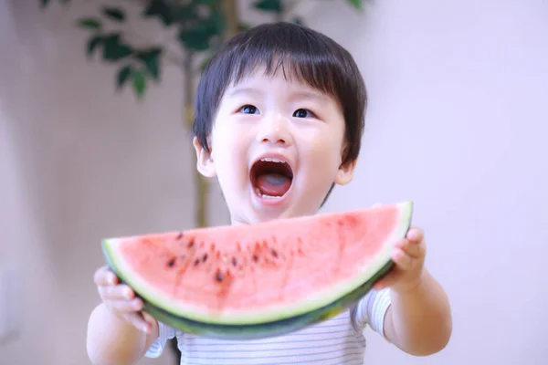 Söt Liten Pojke Äter Vattenmelon Hemma — Stockfoto