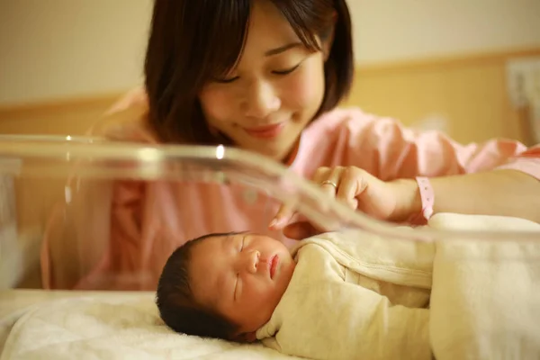 Jeune Mère Avec Nouveau Asiatique Famille Portrait — Photo