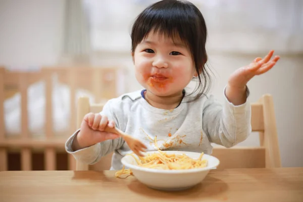 Criança Comendo Massa Cozinha — Fotografia de Stock