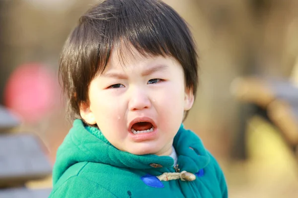 Portret Uroczego Chłopca Płaczącego Zewnątrz — Zdjęcie stockowe