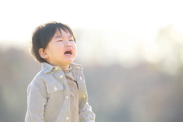 Милый Азиатский Мальчик Плачет Парке — стоковое фото