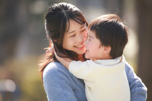 Asiático Madre Hijo Parque — Foto de Stock