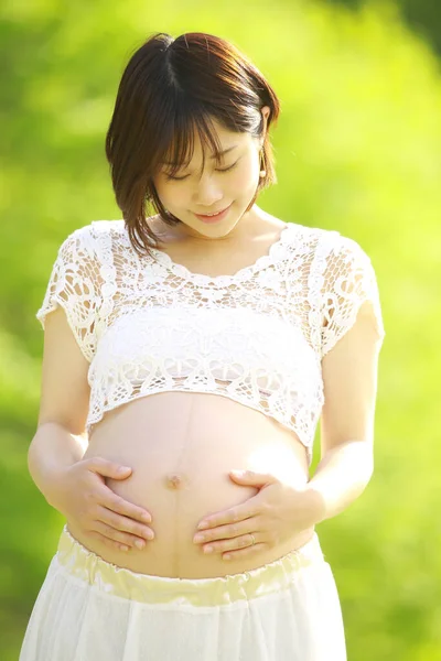 Hermosa Asiático Embarazada Mujer Parque — Foto de Stock