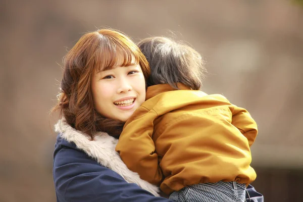 Giovane Madre Asiatica Con Suo Figlio Divertirsi Nel Parco — Foto Stock
