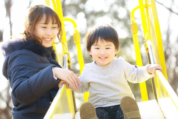 Giovane Madre Adorabile Felice Piccolo Figlio Giocare Insieme Sul Parco — Foto Stock