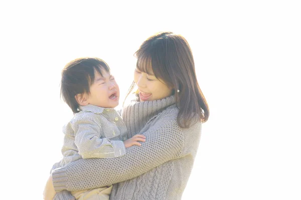 Jovem Mãe Asiática Com Seu Menino Chorando Parque — Fotografia de Stock