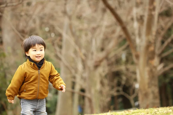 Retrato Niño Con Una Chaqueta Amarilla Caminando Por Parque —  Fotos de Stock