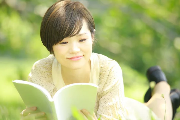 Portret Młodej Azjatki Czytającej Książkę Parku — Zdjęcie stockowe