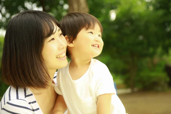 Joven Asiática Madre Con Hijo Divertirse Parque —  Fotos de Stock