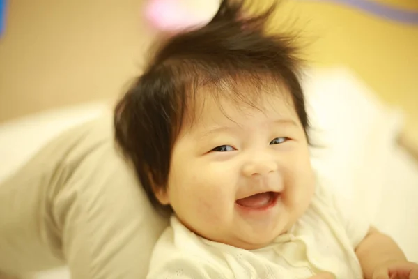 Asiático Bebê Sorrindo Cama — Fotografia de Stock