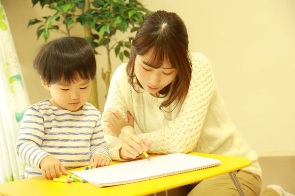 Jong Moeder Schattig Zoontje Besteden Tijd Het Spelen Van Educatief — Stockfoto