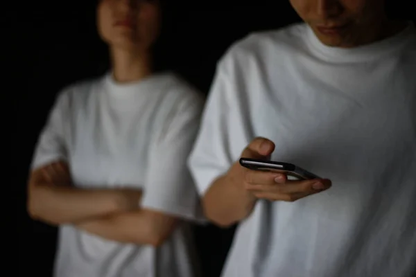 Pemuda Asia Menggunakan Smartphone Dengan Latar Belakang Istrinya — Stok Foto