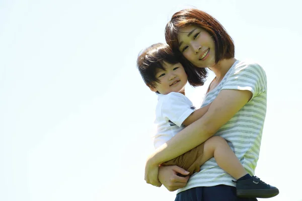 Joven Asiática Madre Con Hijo Divertirse Parque —  Fotos de Stock