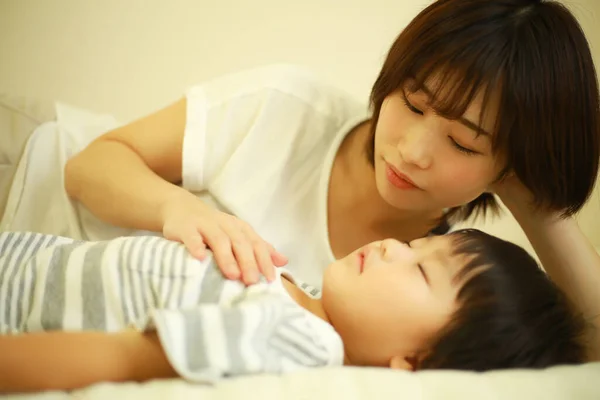 Bella Giovane Madre Con Suo Bambino — Foto Stock