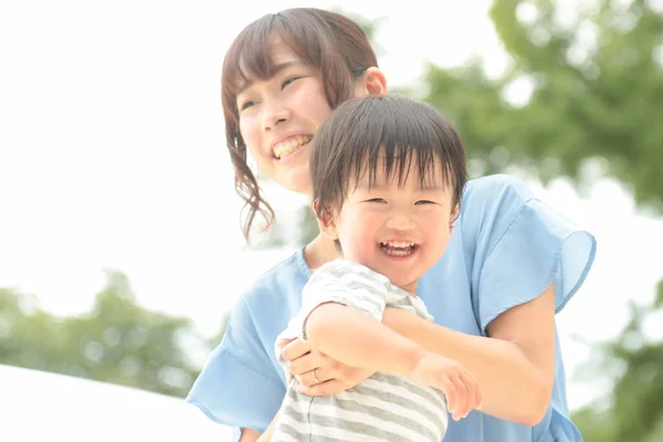 Giovane Madre Asiatica Con Suo Bambino Che Ride Nel Parco — Foto Stock