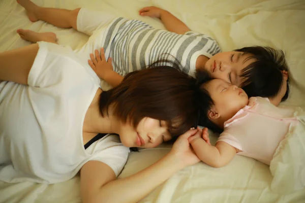 Мила Японська Мати Спить Своїми Дітьми — стокове фото
