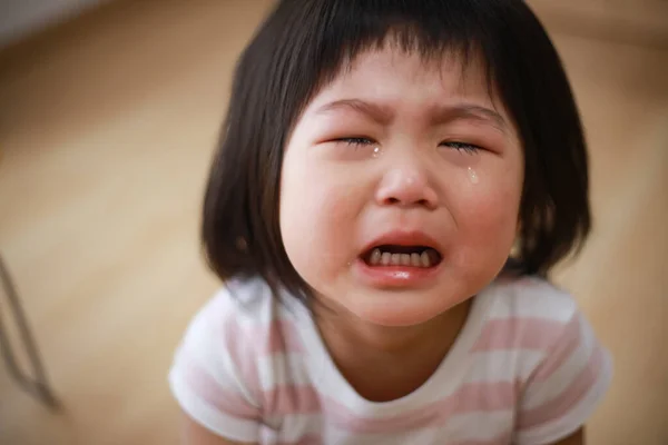 Niedliches Kleines Mädchen Weint — Stockfoto