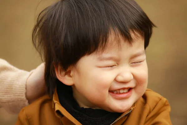 Jovem Mãe Adorável Feliz Pequeno Filho Brincando Juntos Parque — Fotografia de Stock