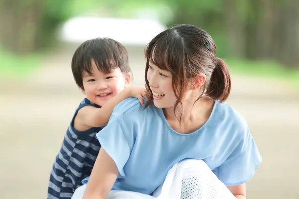 Ung Asiatisk Mamma Med Sin Lilla Son Kul Parken — Stockfoto