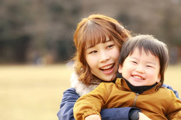 Giovane Madre Asiatica Con Suo Figlio Che Ride Nel Parco — Foto Stock