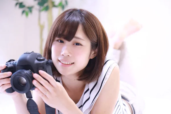 美しい若いアジア人女性が自宅でカメラを使って — ストック写真