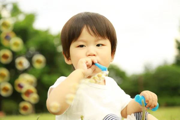 Азіатський Маленький Хлопчик Дме Мильні Бульбашки Парку Відкритому Повітрі — стокове фото