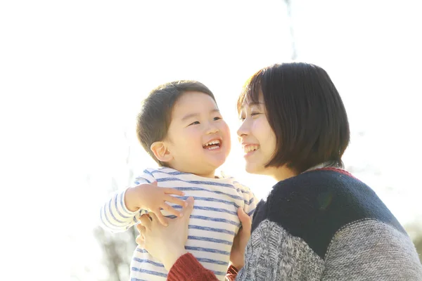 Joven Madre Adorable Feliz Pequeño Hijo Jugando Juntos Parque —  Fotos de Stock