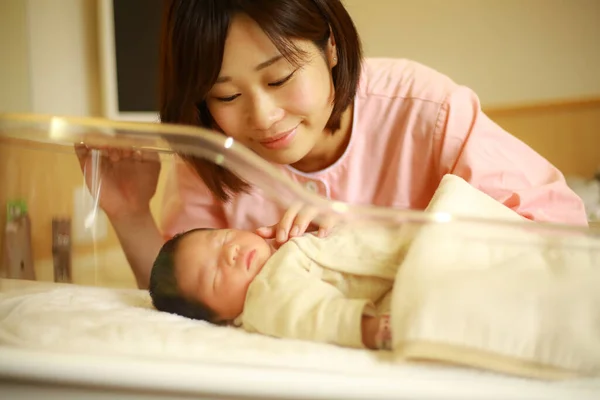 Jonge Moeder Met Pasgeboren Baby Aziatische Familie Portret — Stockfoto