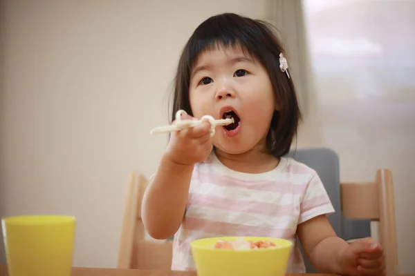 Kislány Egészséges Ebédet Eszik — Stock Fotó