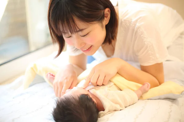 Madre Bambino Sdraiati Sul Letto — Foto Stock