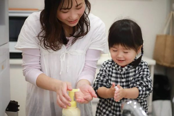 Madre Che Insegna Sua Figlia Lavarsi Mani — Foto Stock