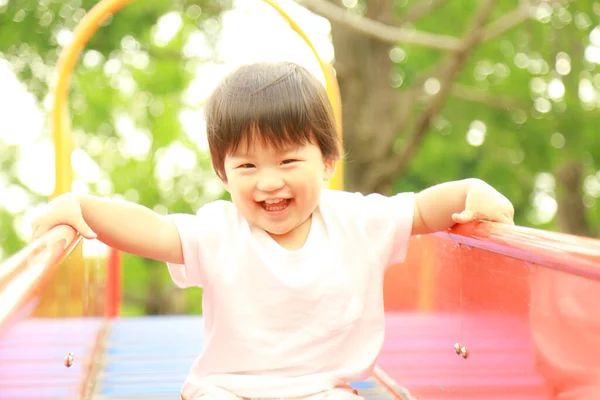 Азіатський Маленький Хлопчик Розважається Дитячому Майданчику — стокове фото