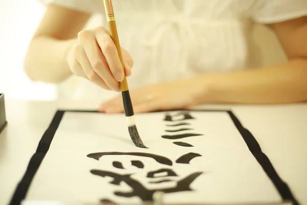 Молодая Японка Занимается Каллиграфией Кистью — стоковое фото
