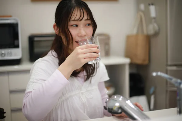 Femme Eau Potable Partir Verre Dans Cuisine — Photo