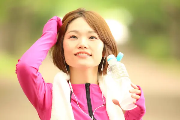 Jeune Belle Asiatique Femme Avec Bouteille Eau Dans Parc — Photo