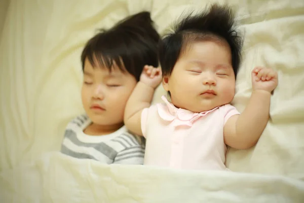 Lindo Hermanito Hermana Durmiendo Cama Blanca —  Fotos de Stock