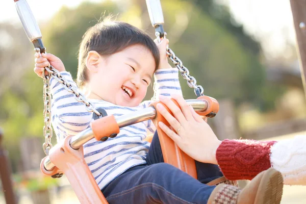 Junge Mutter Und Entzückend Glücklicher Kleiner Sohn Spielen Zusammen Auf — Stockfoto