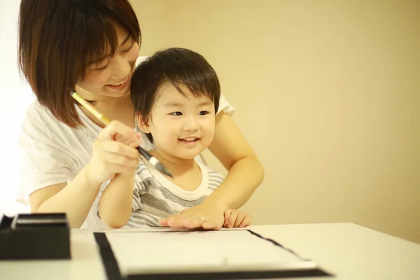 Anne Oğul Fırçayla Yazı Alıştırması Yapıyorlar — Stok fotoğraf