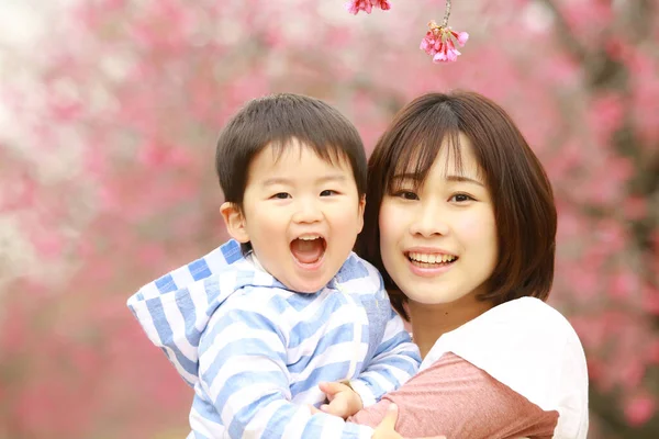 Jong Moeder Schattig Gelukkig Zoontje Spelen Samen Park — Stockfoto