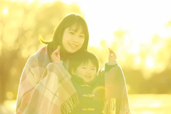 Giovane Madre Asiatica Con Suo Piccolo Figlio Divertirsi Nel Parco — Foto Stock