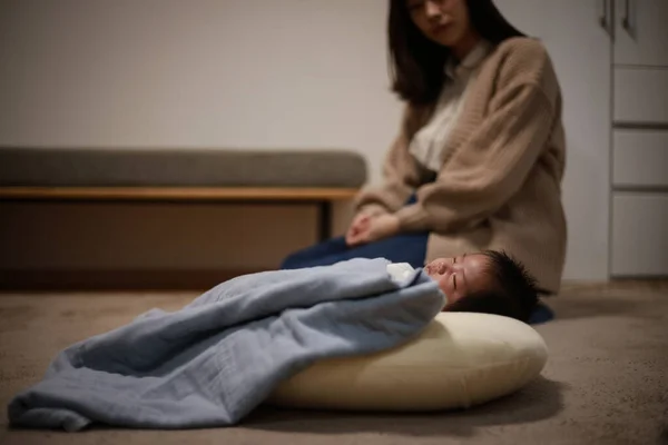 Νεαρή Λυπημένη Γυναίκα Κάθεται Κοντά Στο Κρεβάτι Μωρό Της — Φωτογραφία Αρχείου