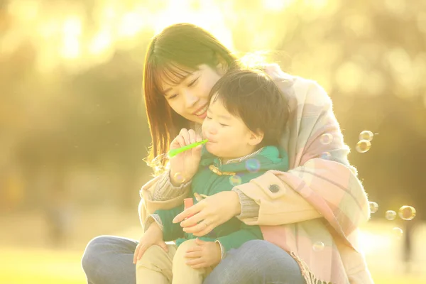 Giovane Madre Asiatica Con Suo Bambino Con Bolle Sapone Nel — Foto Stock