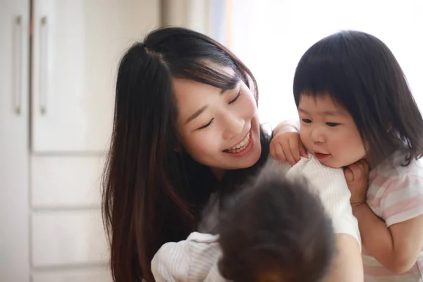 Szczęśliwe Rodziny Azjatyckie Domu — Zdjęcie stockowe
